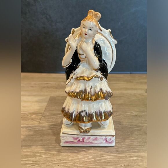 Vintage Lady on a Chair Porcelain Figurine Made in Japan - Picture 1 of 8